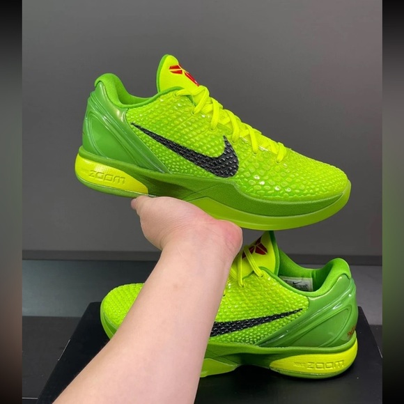 Nike Green Athletic Shoes with Knit Upper and Sleek Design